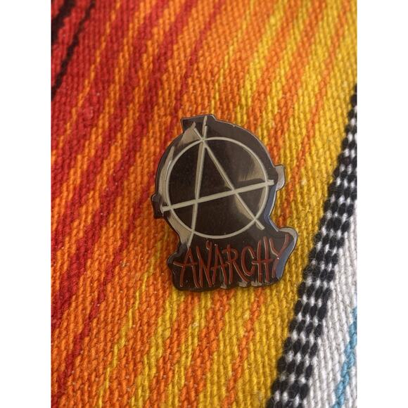 ANARCHY LAPEL PIN RARE COLLECTIBLE Black W/Red Letters Protest Flair Anti-Govern - Picture 1 of 4
